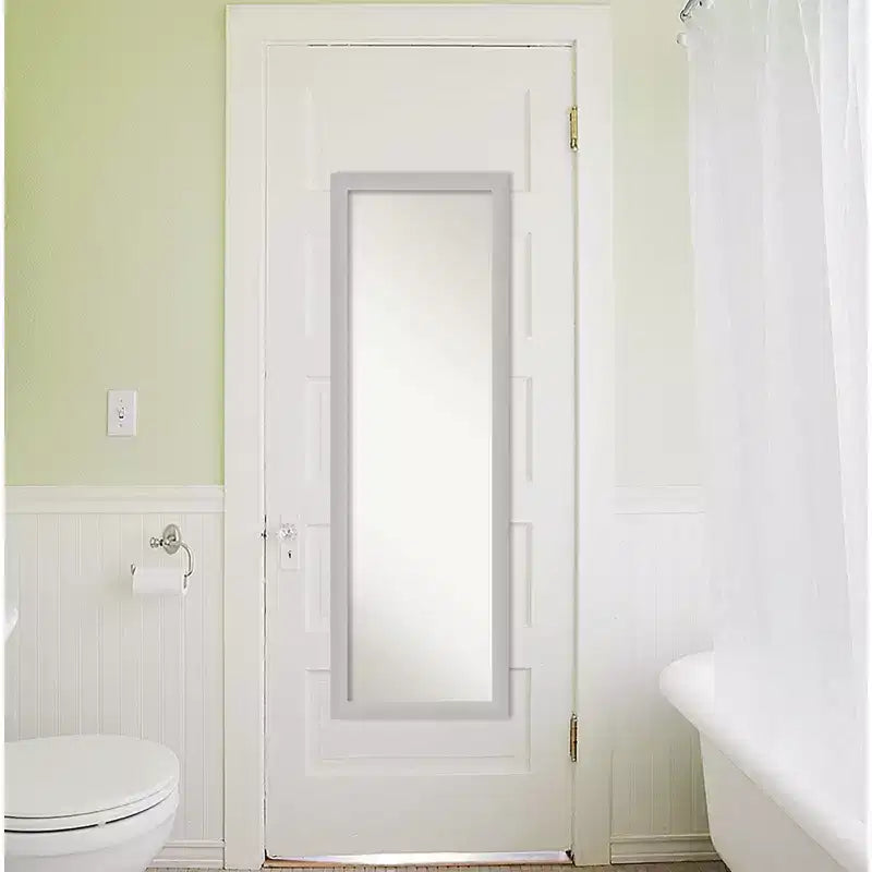 Miroir de porte 17" x 51" en bois argenté à faible lustre, sans biseau