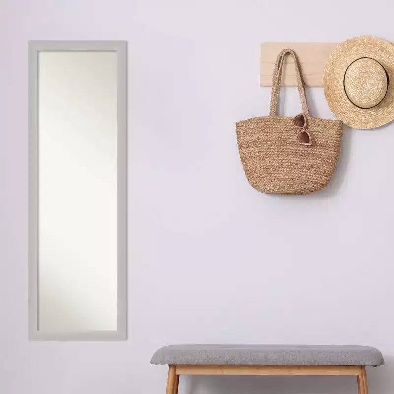Miroir de porte 17" x 51" en bois argenté à faible lustre, sans biseau