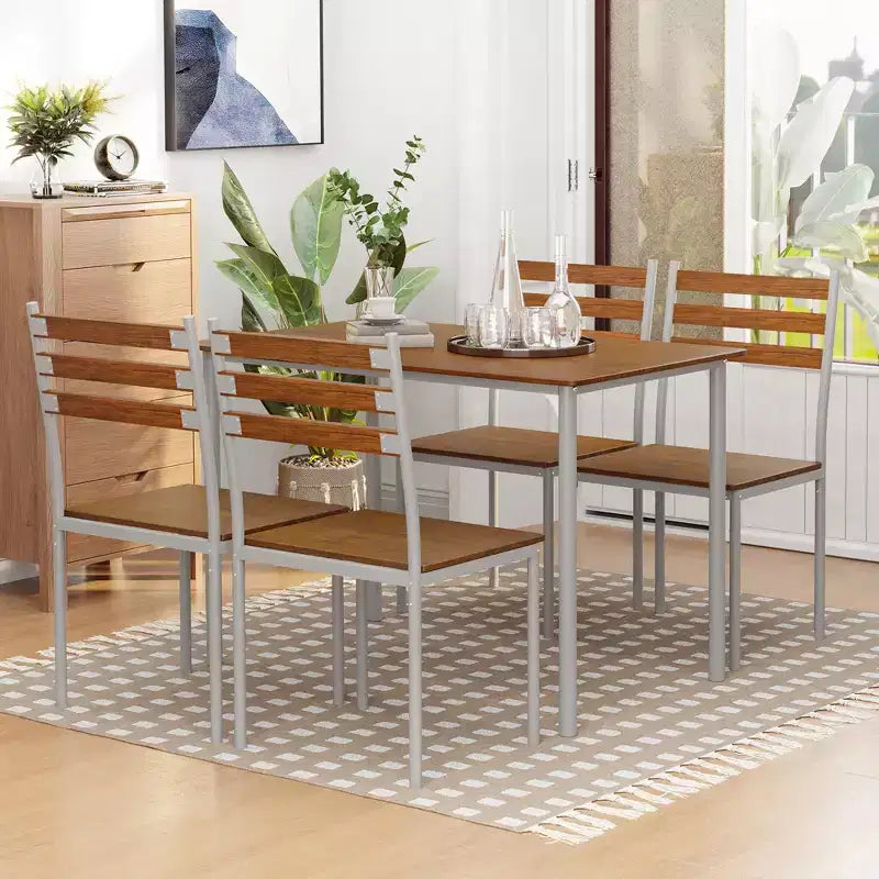 Un ensemble de quatre chaises, un ensemble de meubles de cuisine moderne en quatre pièces, adapté aux petits espaces et aux salles à manger.