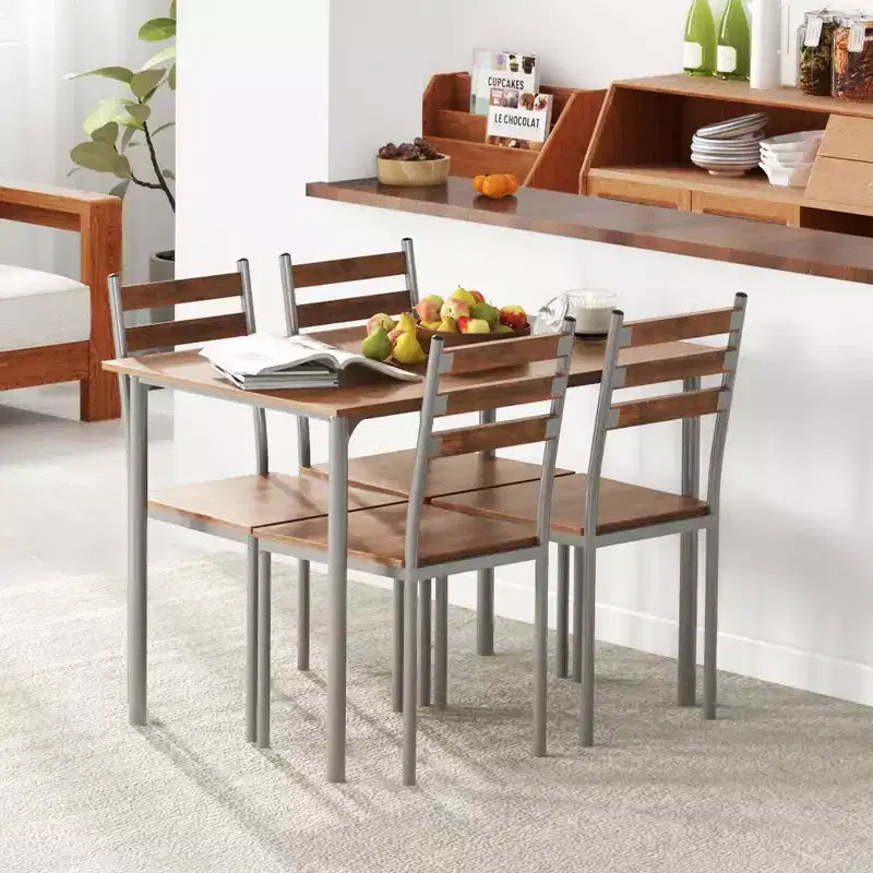 Un ensemble de quatre chaises, un ensemble de meubles de cuisine moderne en quatre pièces, adapté aux petits espaces et aux salles à manger.