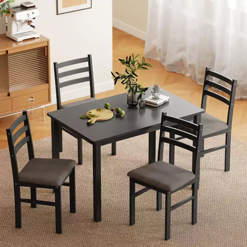 Un ensemble de quatre chaises, un ensemble de meubles de cuisine moderne en quatre pièces, adapté aux petits espaces et aux salles à manger.