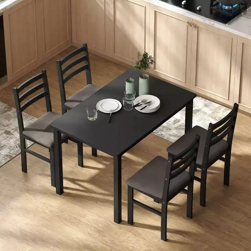 Un ensemble de quatre chaises, un ensemble de meubles de cuisine moderne en quatre pièces, adapté aux petits espaces et aux salles à manger.