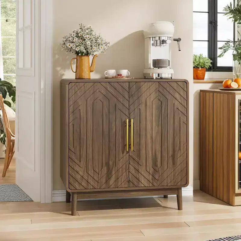 Bahut de rangement sculpté à double porte avec étagères réglables, meuble décoratif adapté aux salons et entrées, finition noyer.