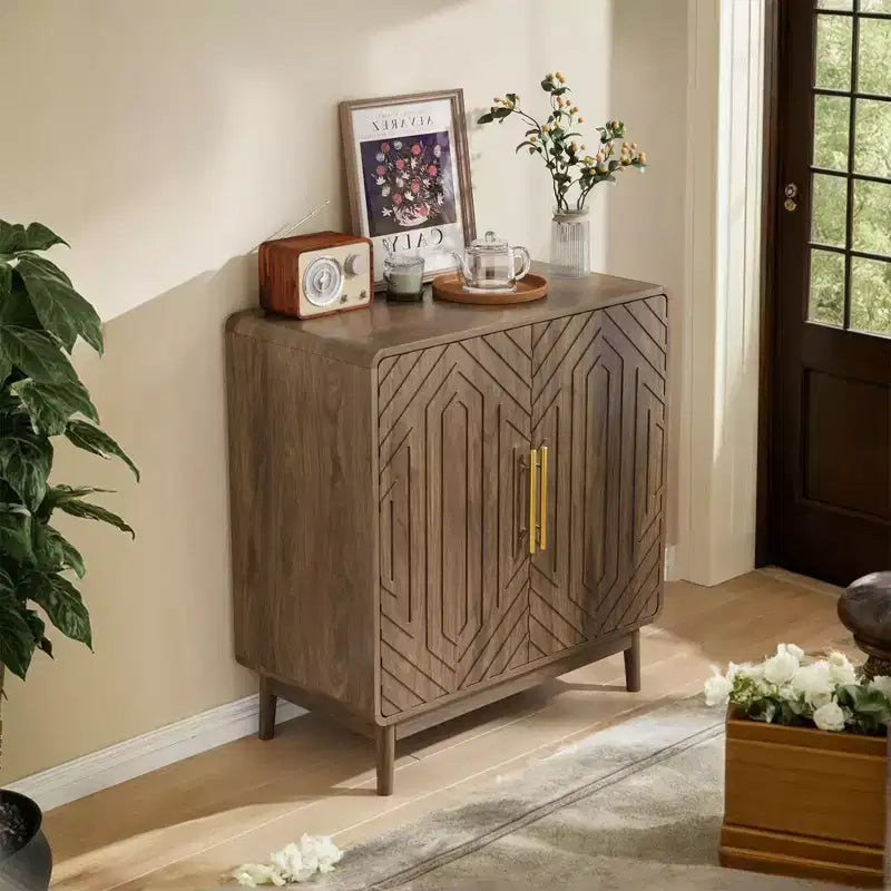 Bahut de rangement sculpté à double porte avec étagères réglables, meuble décoratif adapté aux salons et entrées, finition noyer.